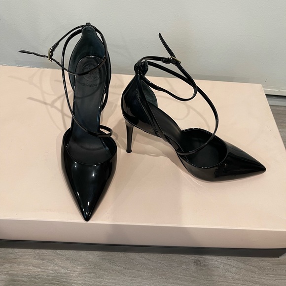 Guess Bizzy Pump in Black Patent Leather - Picture 7 of 8